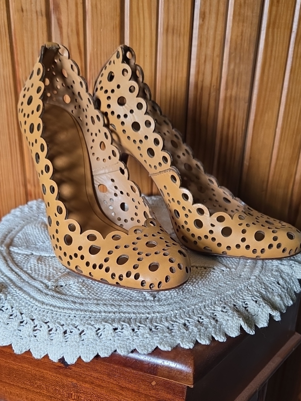 Tory Burch Verity Tan Laser Cut Leather Scalloped Pumps Heels Size 8M